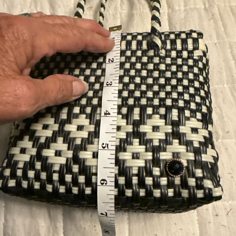 Stylish Black and White Woven Handbag - Picture 9 of 12